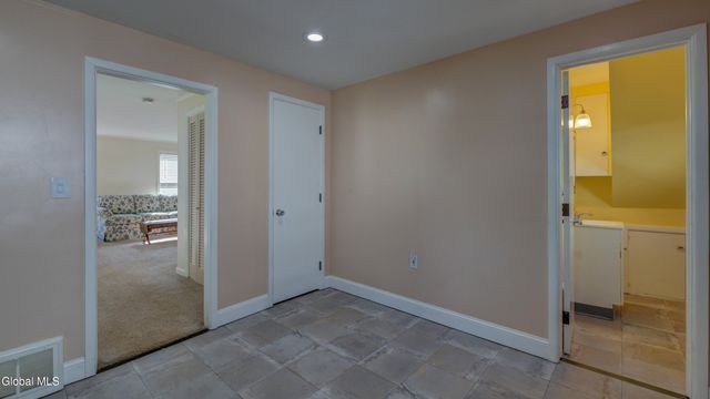 37 E 8th Avenue, Gloversville, NY 12078