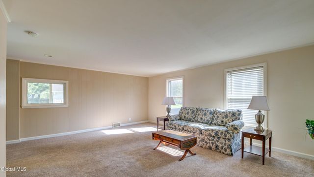 37 E 8th Avenue, Gloversville, NY 12078