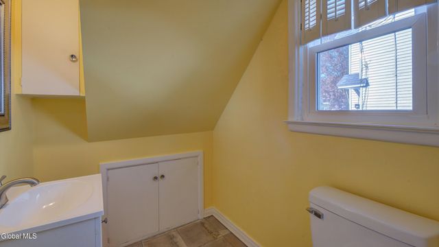 37 E 8th Avenue, Gloversville, NY 12078