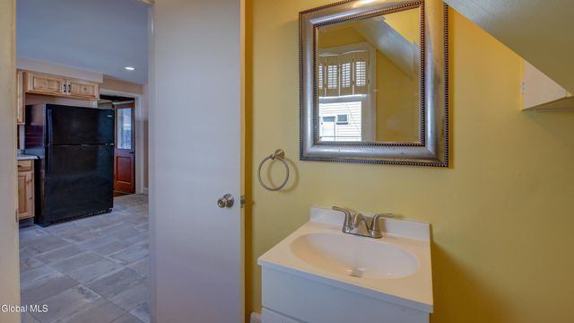 37 E 8th Avenue, Gloversville, NY 12078