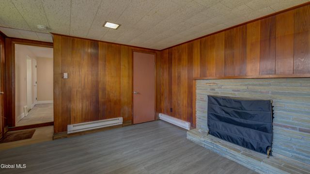 37 E 8th Avenue, Gloversville, NY 12078