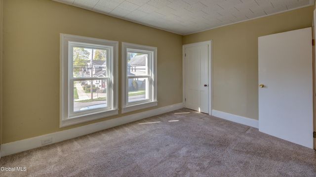 37 E 8th Avenue, Gloversville, NY 12078