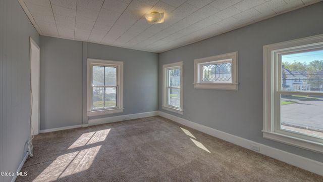 37 E 8th Avenue, Gloversville, NY 12078