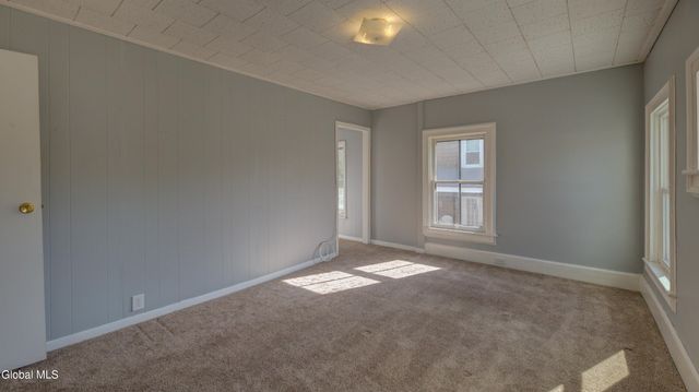 37 E 8th Avenue, Gloversville, NY 12078