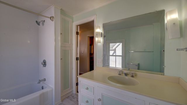 37 E 8th Avenue, Gloversville, NY 12078