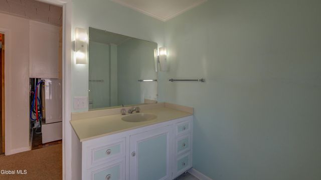 37 E 8th Avenue, Gloversville, NY 12078