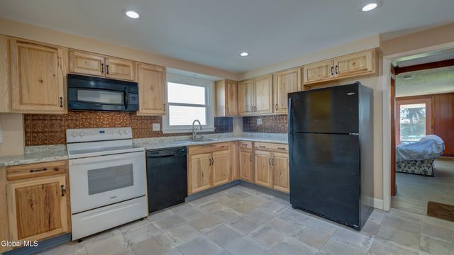 37 E 8th Avenue, Gloversville, NY 12078