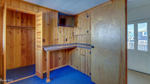 37 E 8th Avenue, Gloversville, NY 12078