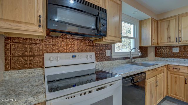 37 E 8th Avenue, Gloversville, NY 12078