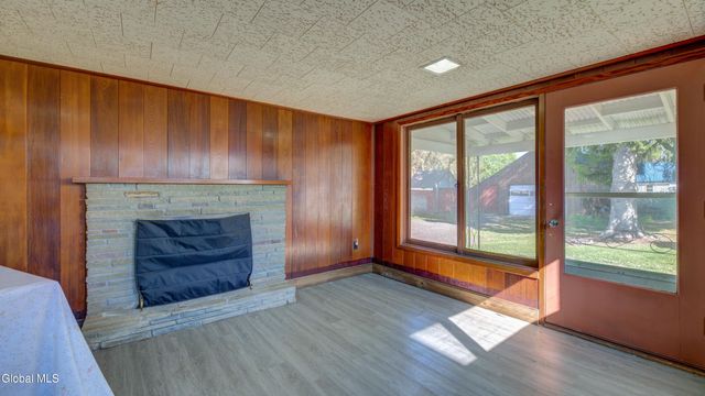 37 E 8th Avenue, Gloversville, NY 12078