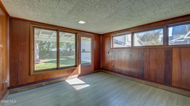 37 E 8th Avenue, Gloversville, NY 12078