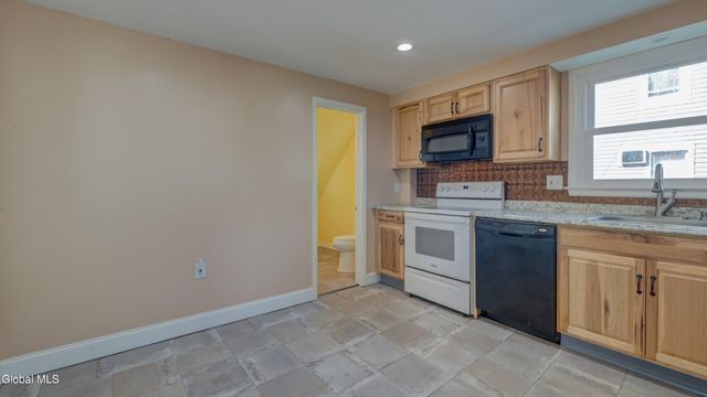 37 E 8th Avenue, Gloversville, NY 12078