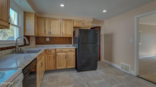 37 E 8th Avenue, Gloversville, NY 12078