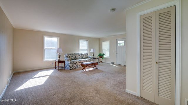 37 E 8th Avenue, Gloversville, NY 12078