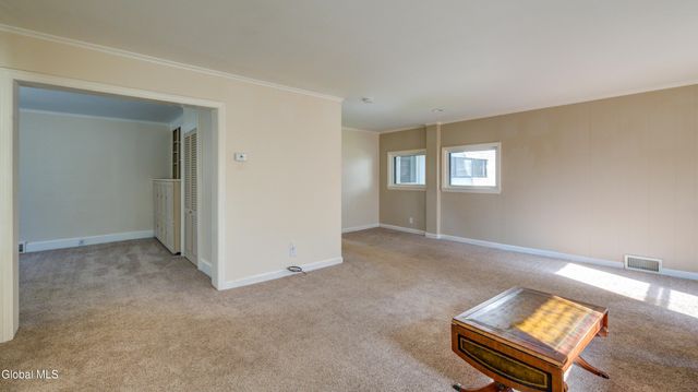 37 E 8th Avenue, Gloversville, NY 12078