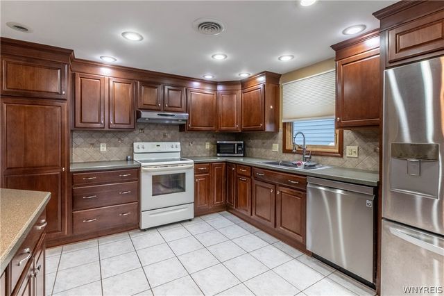 223 Robin Hill Drive, Amherst, NY 14221