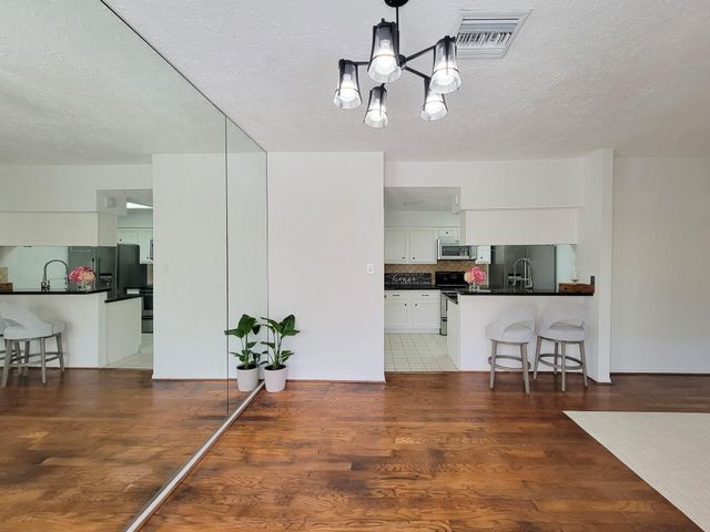 2220 Bering Drive 12, Houston, TX 77057