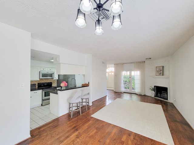 2220 Bering Drive 12, Houston, TX 77057