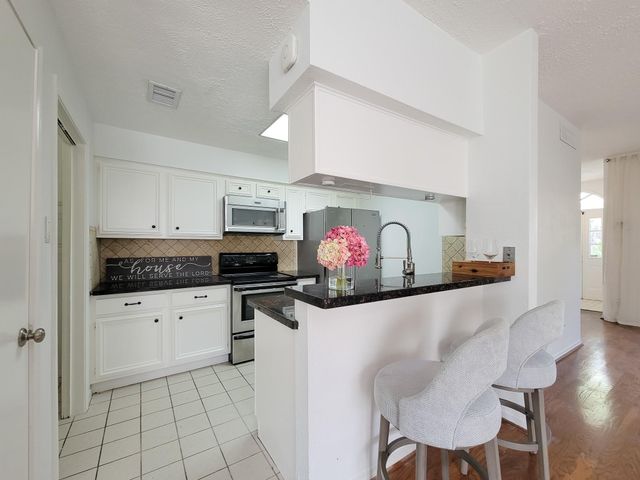2220 Bering Drive 12, Houston, TX 77057