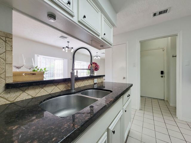 2220 Bering Drive 12, Houston, TX 77057