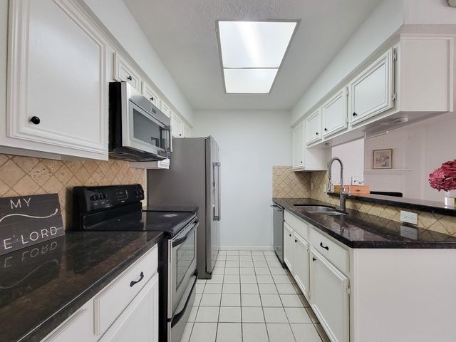 2220 Bering Drive 12, Houston, TX 77057