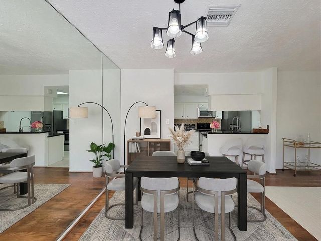 2220 Bering Drive 12, Houston, TX 77057