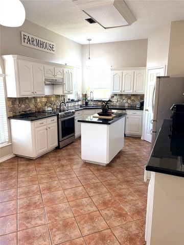 3230 W Meadow Lane, Dickinson, TX 77539