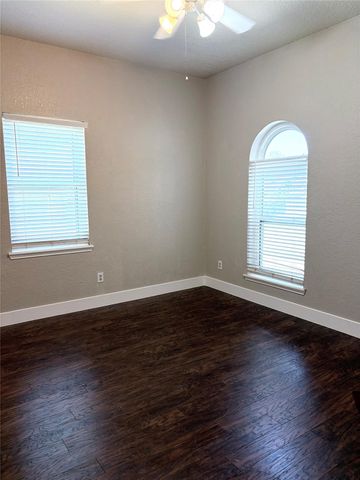 3230 W Meadow Lane, Dickinson, TX 77539