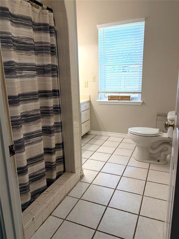 3230 W Meadow Lane, Dickinson, TX 77539