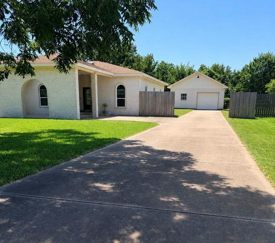 3230 W Meadow Lane, Dickinson, TX 77539