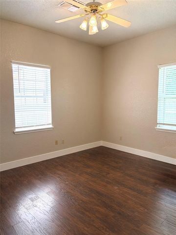 3230 W Meadow Lane, Dickinson, TX 77539