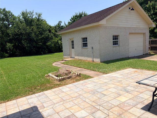 3230 W Meadow Lane, Dickinson, TX 77539