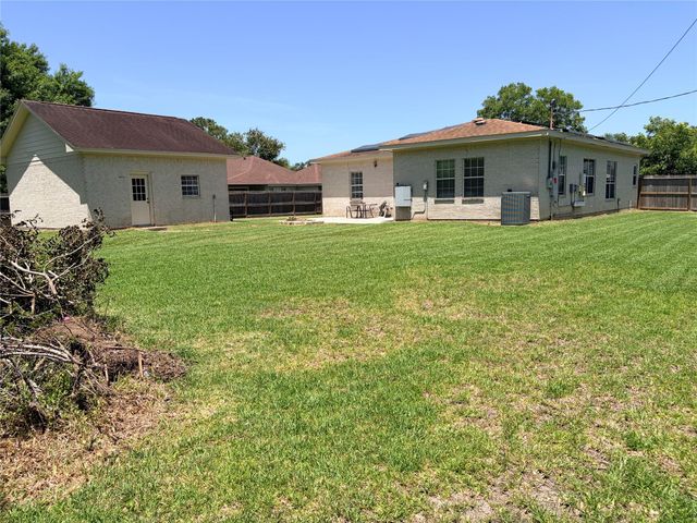 3230 W Meadow Lane, Dickinson, TX 77539