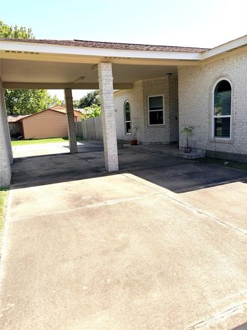 3230 W Meadow Lane, Dickinson, TX 77539