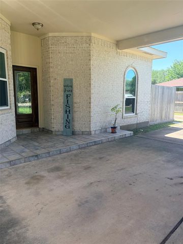 3230 W Meadow Lane, Dickinson, TX 77539