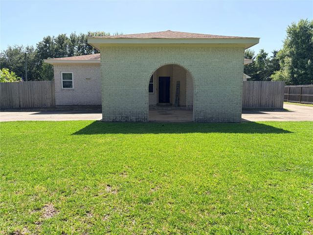 3230 W Meadow Lane, Dickinson, TX 77539