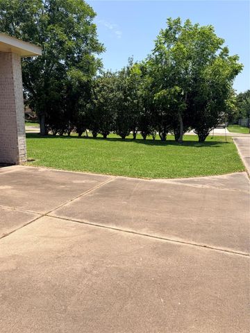 3230 W Meadow Lane, Dickinson, TX 77539