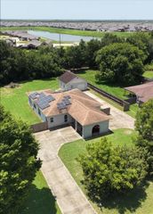 3230 W Meadow Lane, Dickinson, TX 77539
