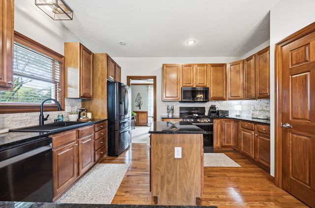 2643 Sandhurst Drive, Lewis Center, OH 43035