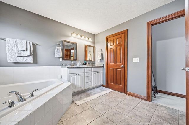 2643 Sandhurst Drive, Lewis Center, OH 43035
