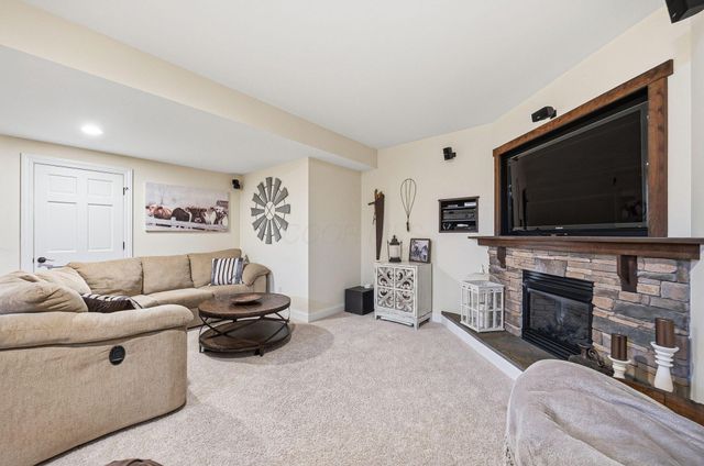 2643 Sandhurst Drive, Lewis Center, OH 43035