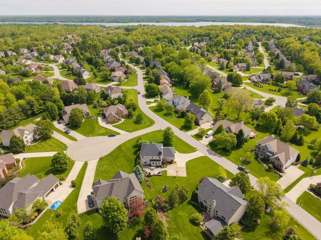 2643 Sandhurst Drive, Lewis Center, OH 43035