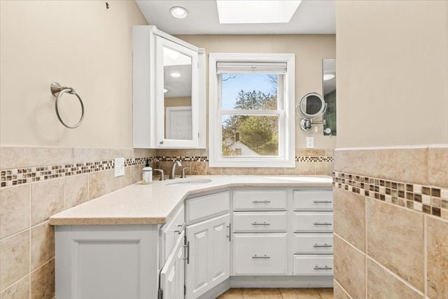 53 Woodlawn St, Taunton, MA 02718