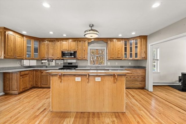 53 Woodlawn St, Taunton, MA 02718