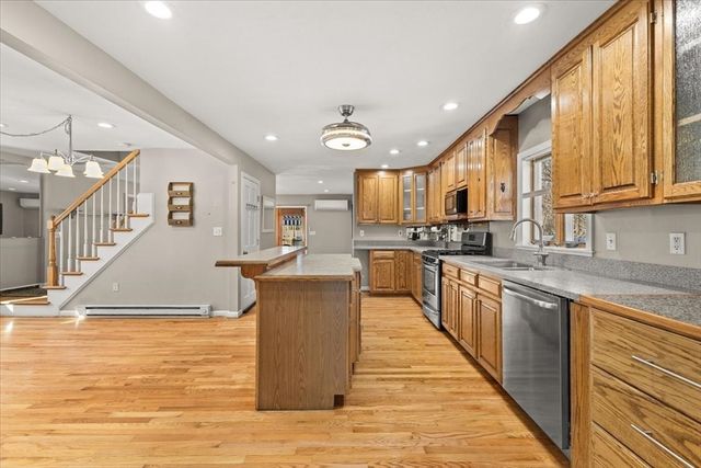 53 Woodlawn St, Taunton, MA 02718