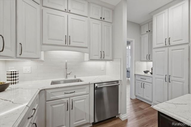 150 Burniah Lane, Lake Orion, MI 48362