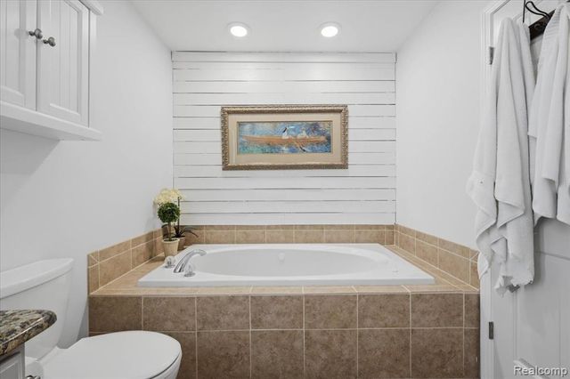 150 Burniah Lane, Lake Orion, MI 48362