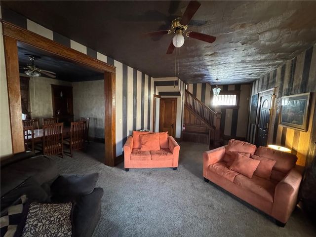 1009 SW Huntoon Street, Topeka, KS 66604