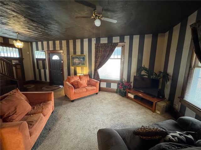 1009 SW Huntoon Street, Topeka, KS 66604