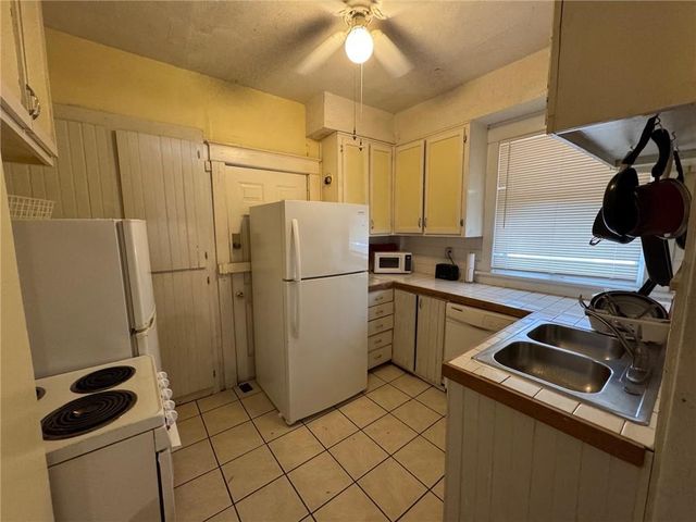 1009 SW Huntoon Street, Topeka, KS 66604